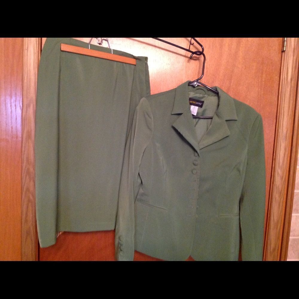 Ladies suit size 8 from Metro Style in green